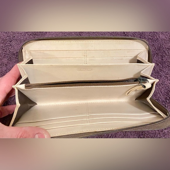 🔥Coach signature full zip wallet🔥 - Picture 2 of 4